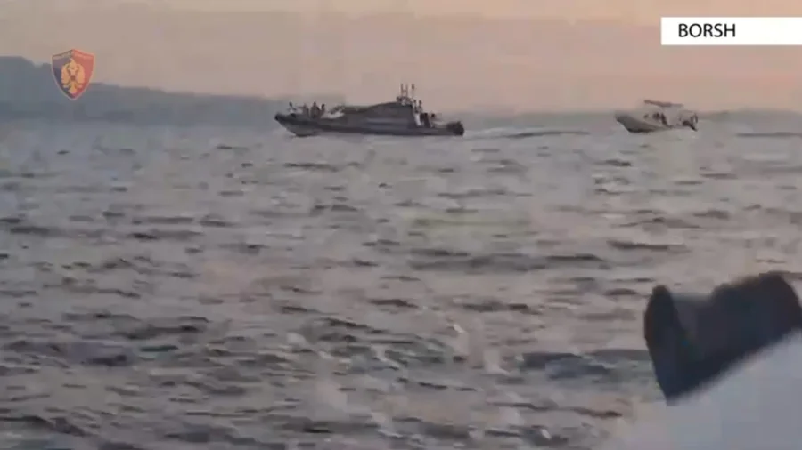 Borsh/ Gomonia pësoi defekt në det, shpëtohet familja prej 9 anëtarësh