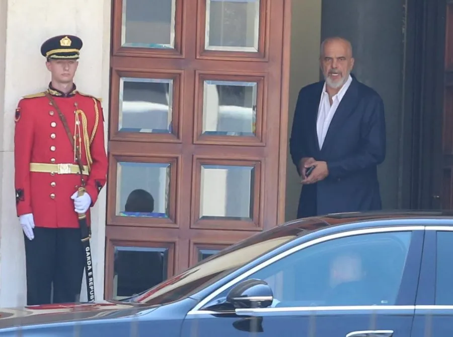 VOA: Rama nxori presidentin e Republikës në punë ditë pushimi për t’i firmos ministrat