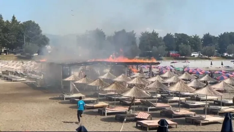 Zjarri zbret në bregdet, digjen çadrat dhe rrezikohen bizneset; zjarrfikësit dhe banorët luftë me flakët