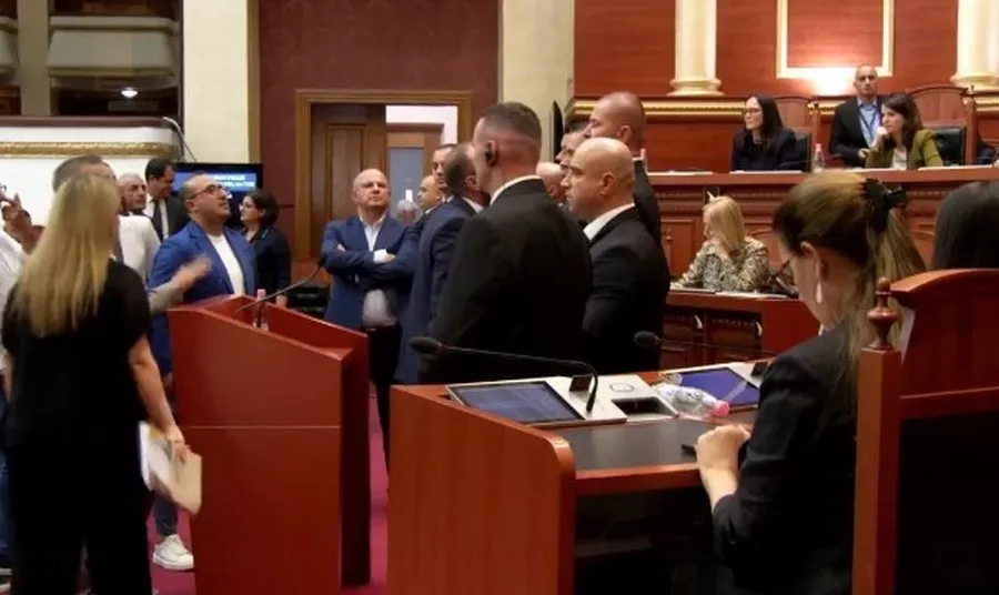 Kuvendi nis me tensione, opozita bllokon foltoren; Nikolla përjashton Bardhin
