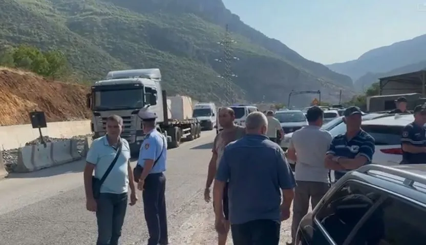 Tensione në protestën e banorëve në aksin Librazhd-Elbasan, banorët bllokojnë rrugën, shoqërohen nga policia