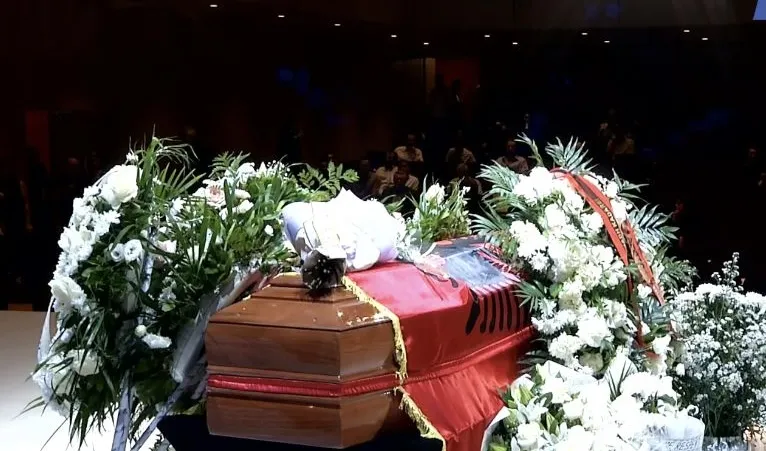 Lamtumirë kolosi i letrave shqipe! Mbyllen homazhet në nder të Ismail Kadaresë, figura të politikës dhe artit nderojnë shkrimtarin
