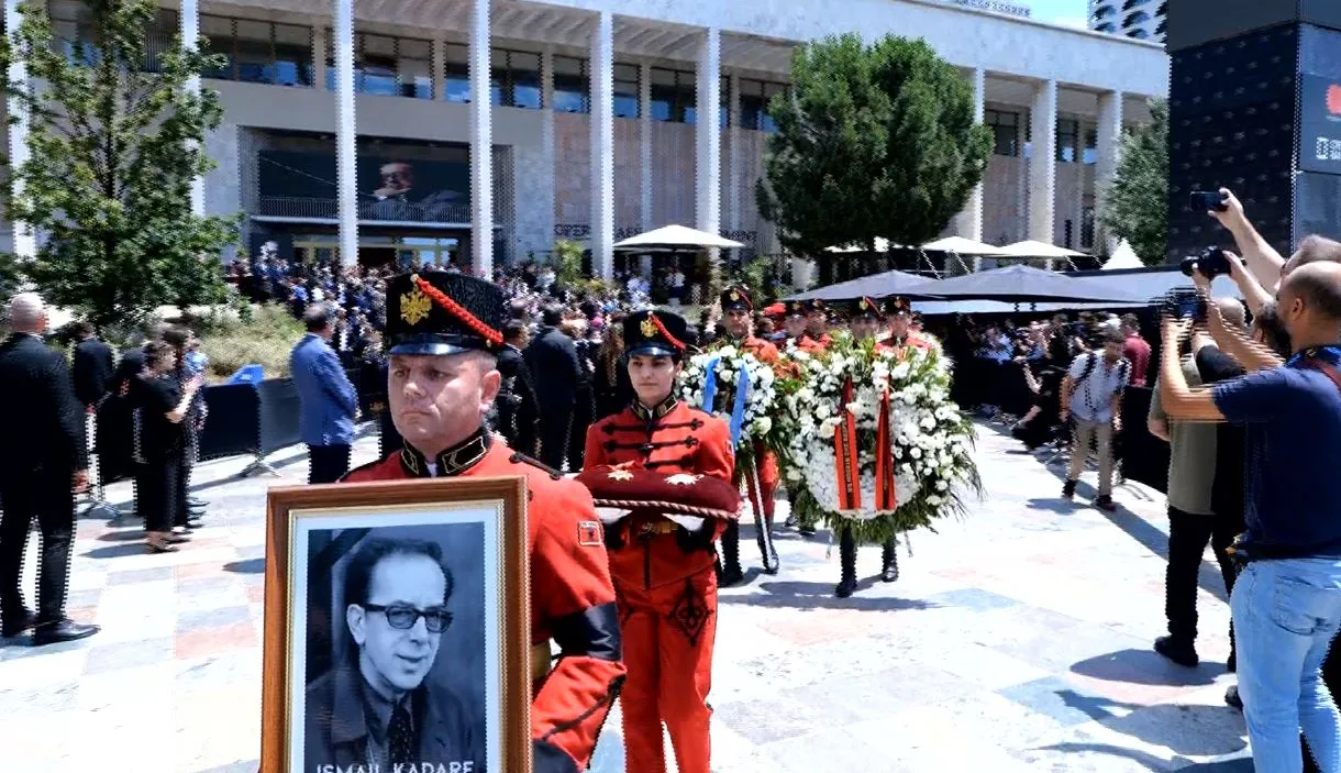 Përcillet për në banesën e fundit gjeniu i letërsisë shqipe, Ismail Kadare