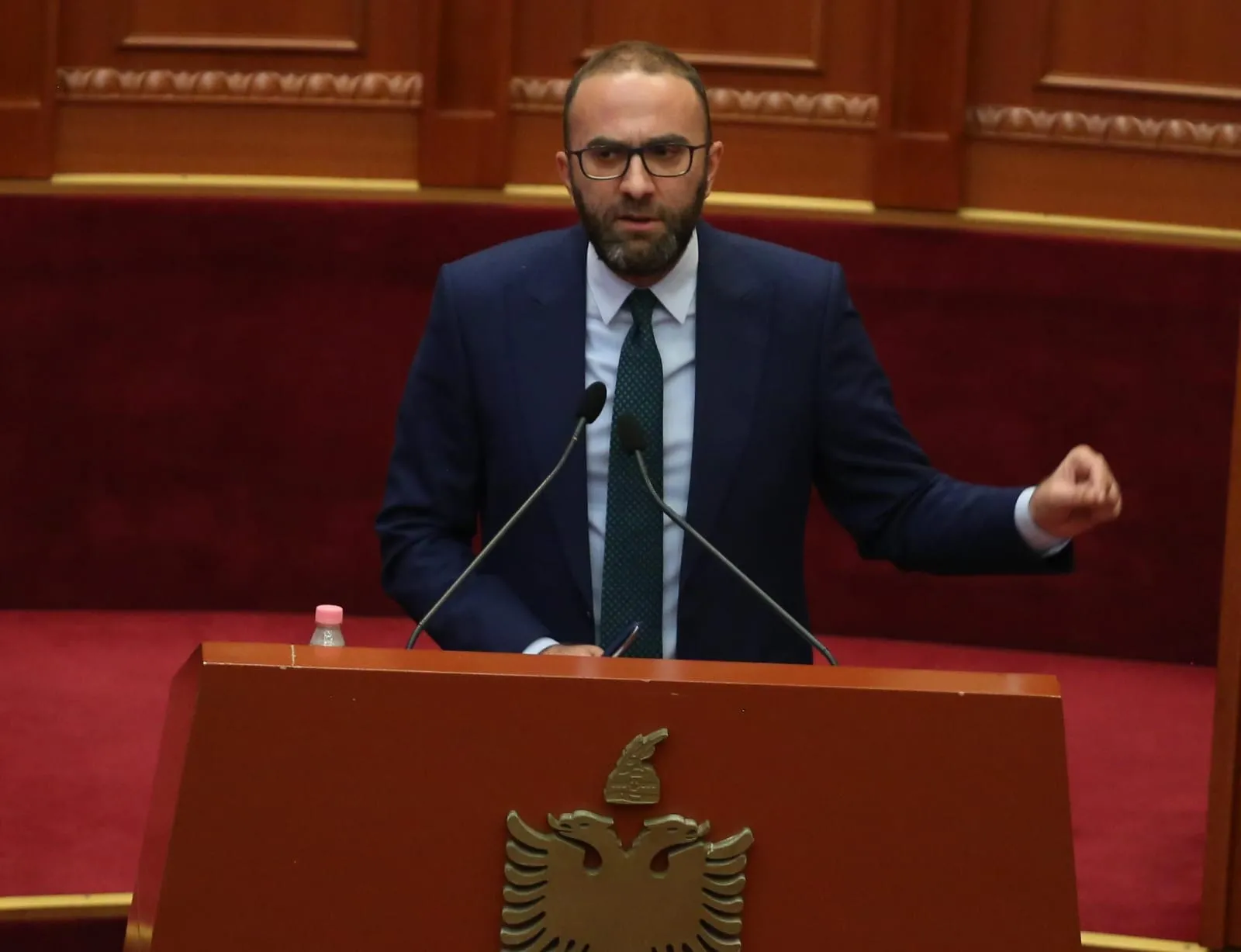 Bardhi ngre zërin për 100 mijë kreditorë  që po vuajnë pasojat e abuzimeve të shoqërive të mikrokredive