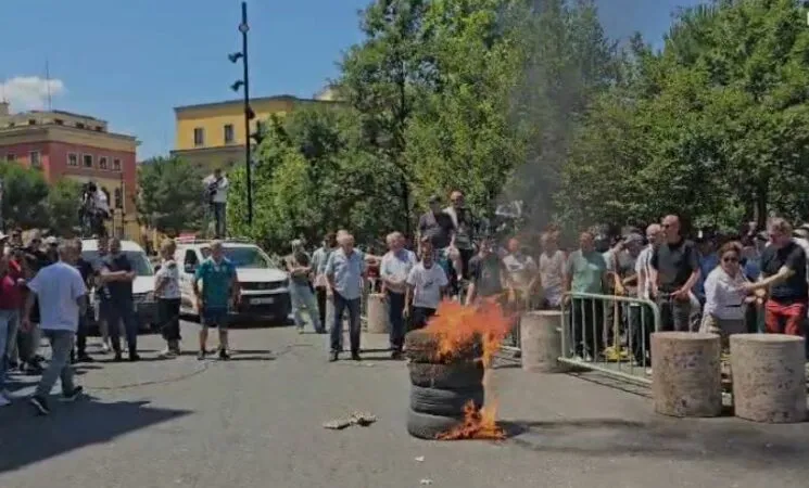 Protesta para bashkisë, protestuesit e opozitës u vënë flakën gomave