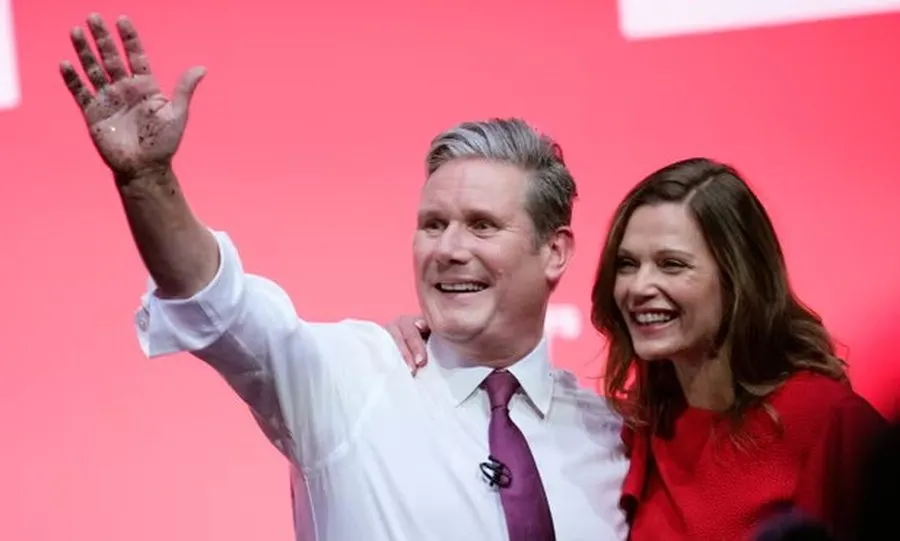 Kush është Keir Starmer, kryeministri i ri i Britanisë që solli Laburistët pas 14 vitesh në pushtet