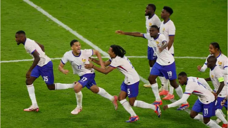 Franca  kalon në gjysëmfinale me penallti