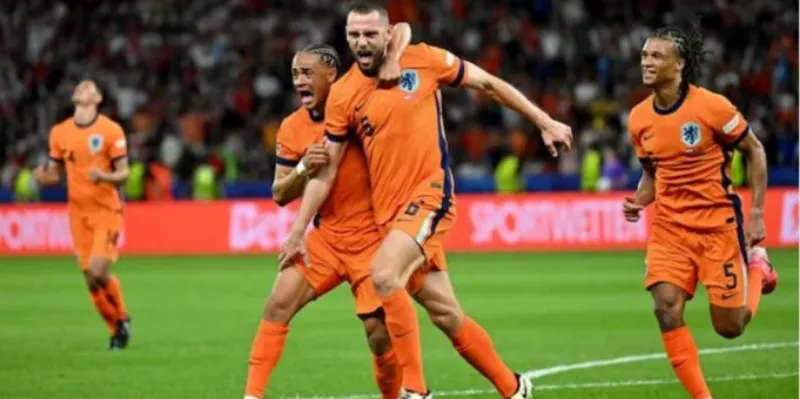 Holanda  shkon pas 24 vitesh në gjysmëfinale