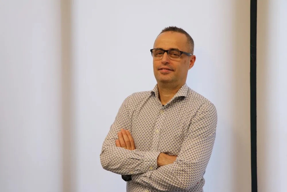 Pasi përlau dy herë paratë për konferencën e turizmit, Gazmend Haxhia bëri dhe moderatorin