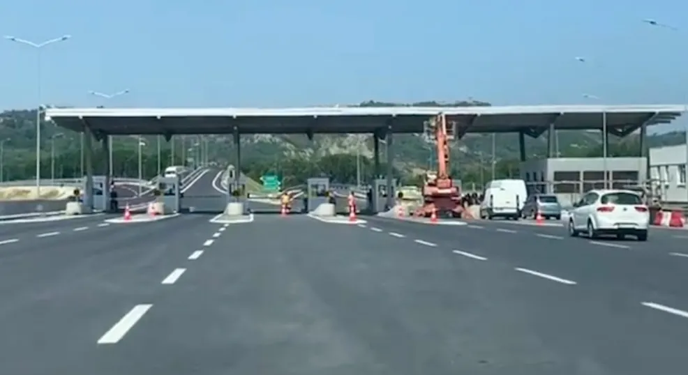 VIDEO/ U krijuan radhë kilometrike, pezullohet pagesa në rrugën Thumanë-Kashar