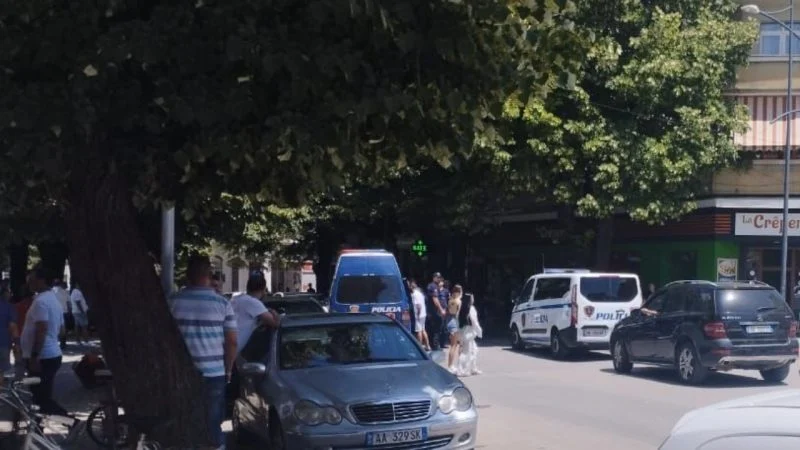 Korçë/ Sherr masiv në qendër të qytetit, ndërhyn policia; mbi 10 persona të shoqëruar në komisariat