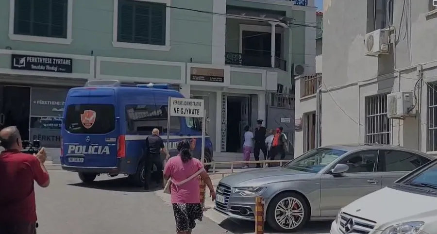 Durrës/ 15 të arrestuarit dalin para togave të zeza për masë sigurie, gratë e tyre ndalohen nga uniformat blu