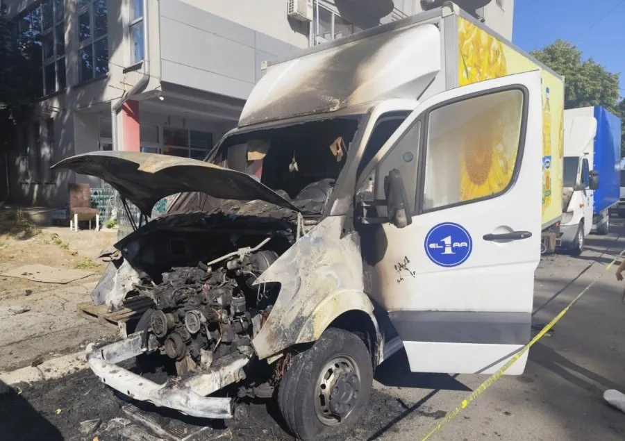 Kosovë/ Digjen dy kamionë në veri, nga zjarri dëmtohet edhe një veturë
