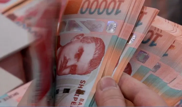 390 miliardë lekë  “cash”  u qarkulluan në muajin maj  jashtë bankave