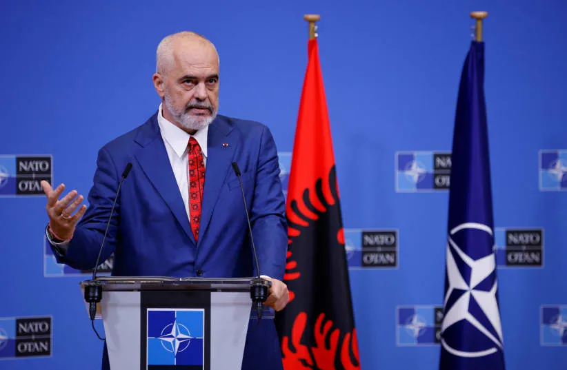 Rama ikën në SHBA për Samitin e NATO-s,  ditën e protestës nga opozita para Kryeministrisë