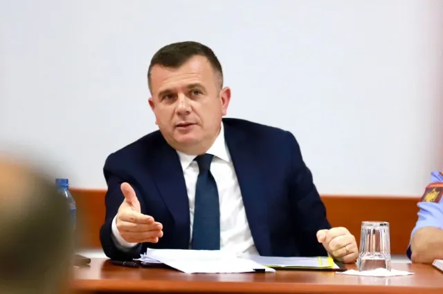 Ministri Balla reagon  për zjarrin në Dropul: Ndal zjarrëvnies, 17 persona u ndaluan brenda një muaji