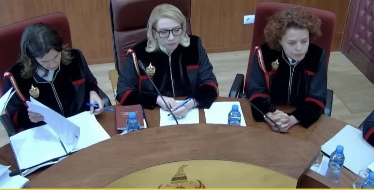 Komisionet Hetimore, Kushtetuesja pranon pjesërisht kërkesën e opozitës