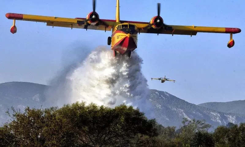 Greqia i vjen në ndihmë Shqipërisë, dy avionë të tipi “Canadair” nisin ndërhyrjen nga ajri për fikjen e flakëve në Dropull