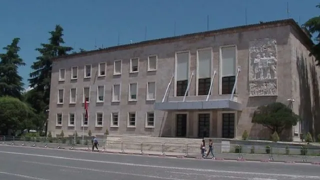 Sot tubimi i opozitës para Kryeministrisë, policia publikon planin e masave: Ja rrugët ku nuk do të lejohet qarkullimi i mjeteve!