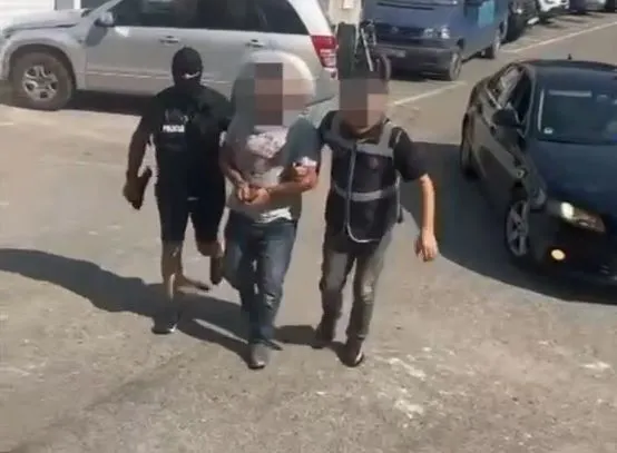 Tepelenë/ Dhunoi për vdekje bashkatdhetarin 14 vite më parë në Greqi, arrestohet autori i dyshuar i krimit!