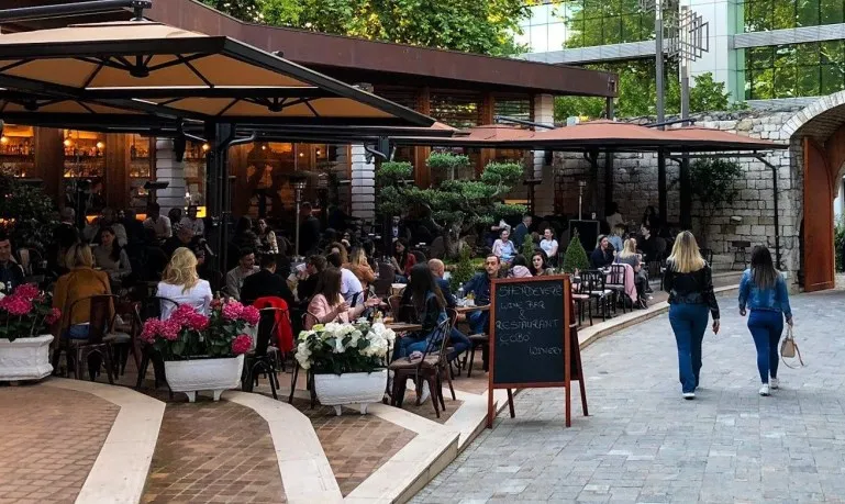 Turistët dorështrënguar nuk i ‘zëvendësojnë’ dot shqiptarët e ikur, konsumi i dobët edhe në tremujorin e parë