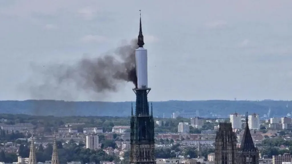 Francë/ Ishte duke u rikonstruktuar, përfshihet nga flakët katedralja mesjetare në Rouen
