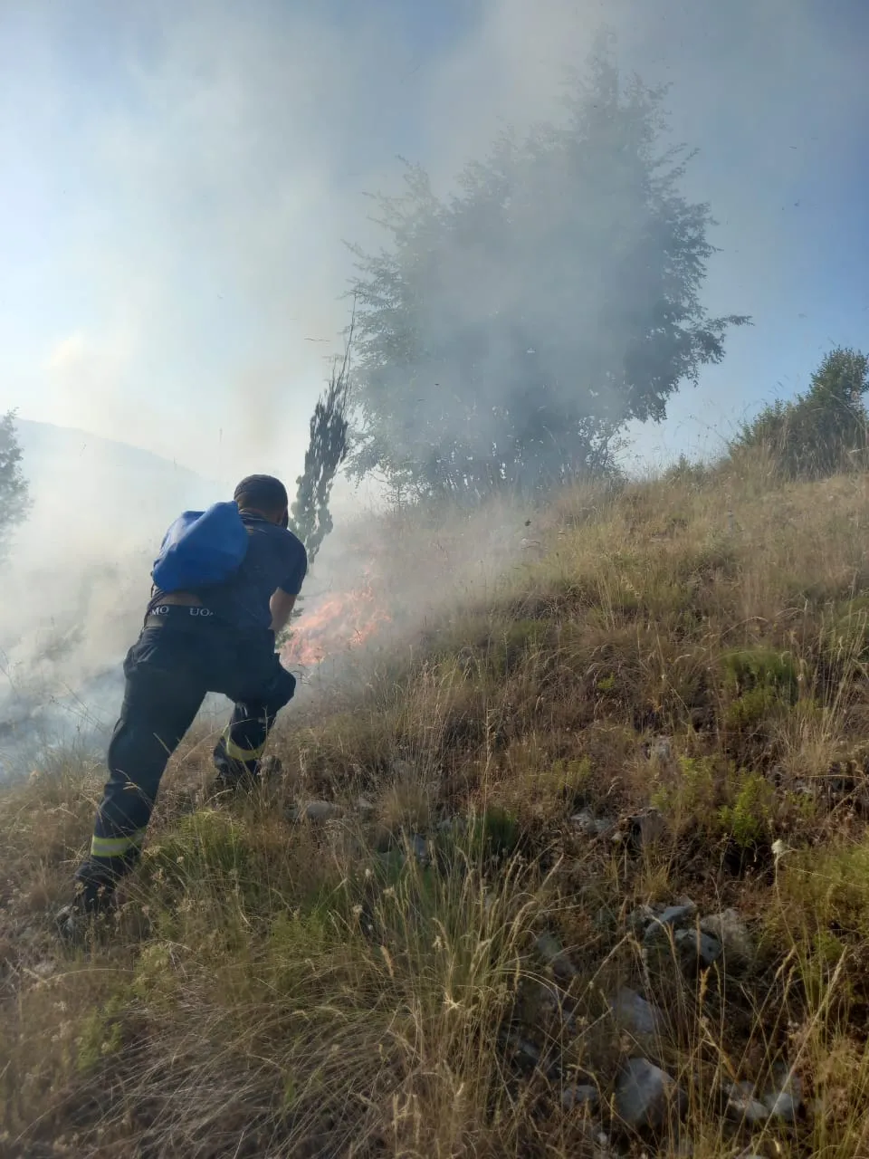 Situata kritike në Malin e Gjerë, zjarrfikësit dhe ushtria në “luftë” me flakët