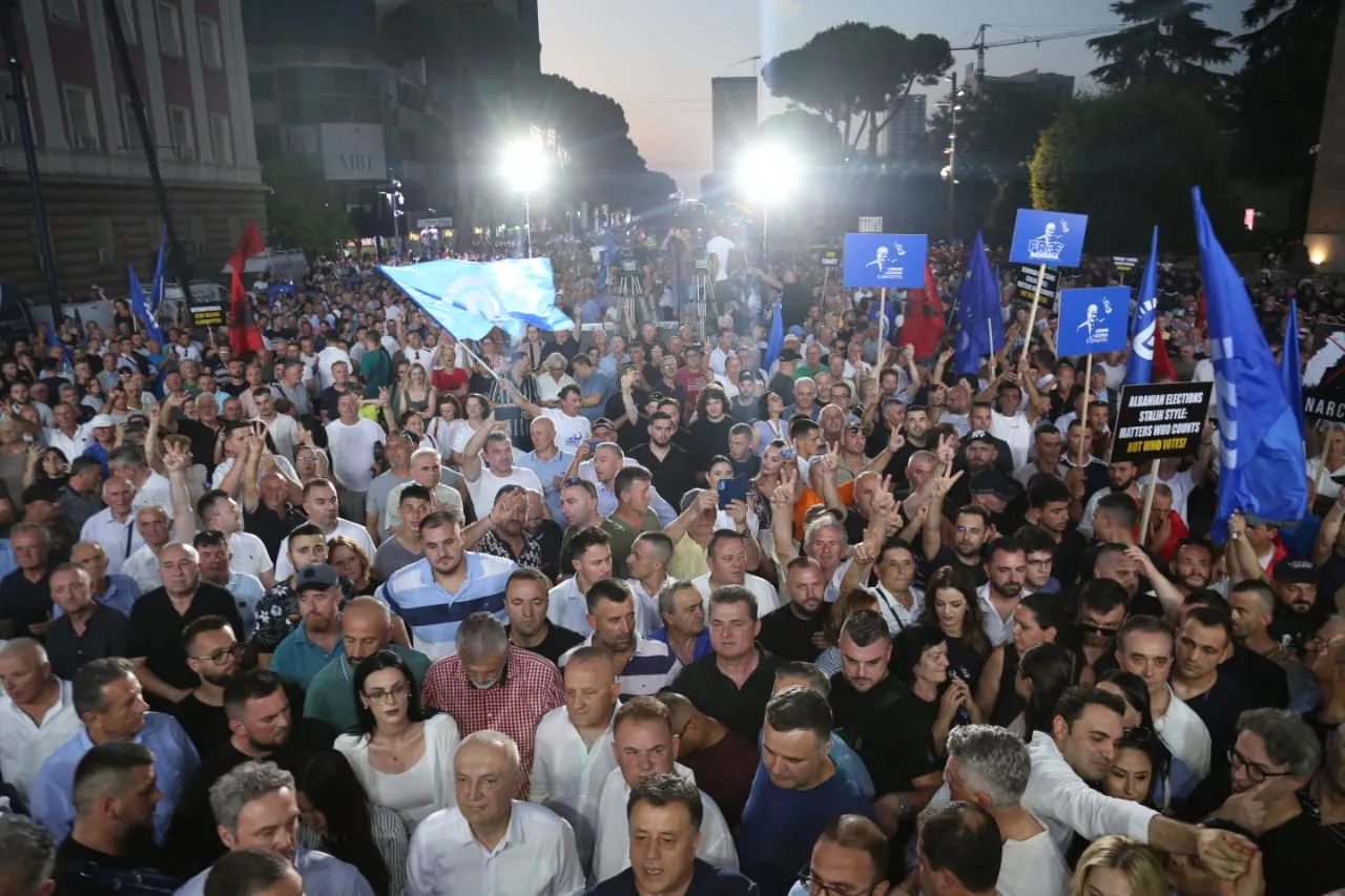 Protesta e Opozitës/ Fjalime “fre Berisha” dhe sulme ndaj SPAK poshtë kryeministrisë, përplasje tek bashkia e Tiranës