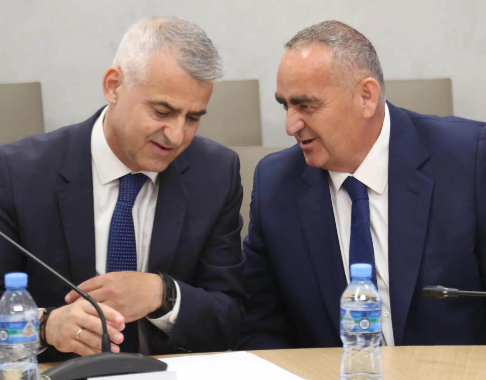 Vangjel Dule konfirmon lejën për të shkuar në Strasburgut për t’u betuar si eurodeputet! Drejtoria e Burgjeve e mohon