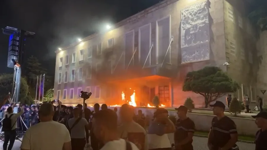 Mediat e huaja shkruajnë për protestën e PD : Tubim për lirimin e Berishës, ish-kryeministri rrezikon 12 vite burg