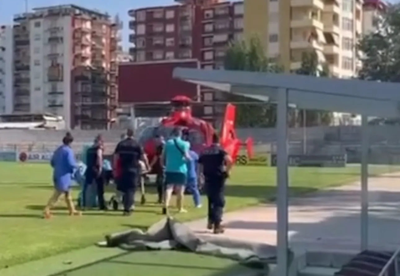 Video/ Transportohet me helikopter burri që u godit nga helika e skafit duke i dëmtuar këmbët