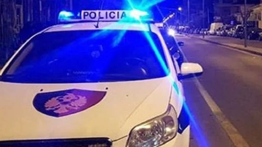 Elbasan/ Tritol në derën e një apartamenti, plagoset 26-vjeçari