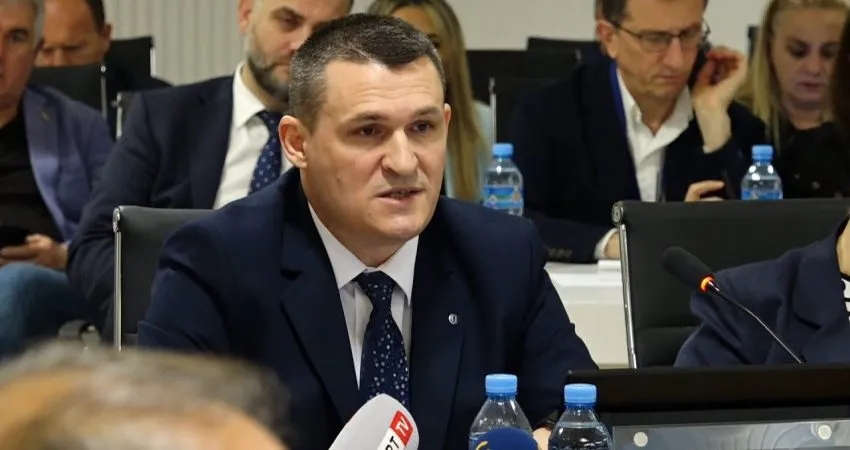 Dumani raporton sot në Parlament