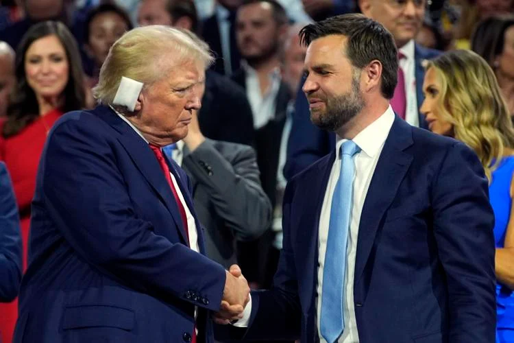 Pas atentatit, Donald Trump shfaqet me veshin e fashuar. Pritet me entuziazëm në Milwaukee