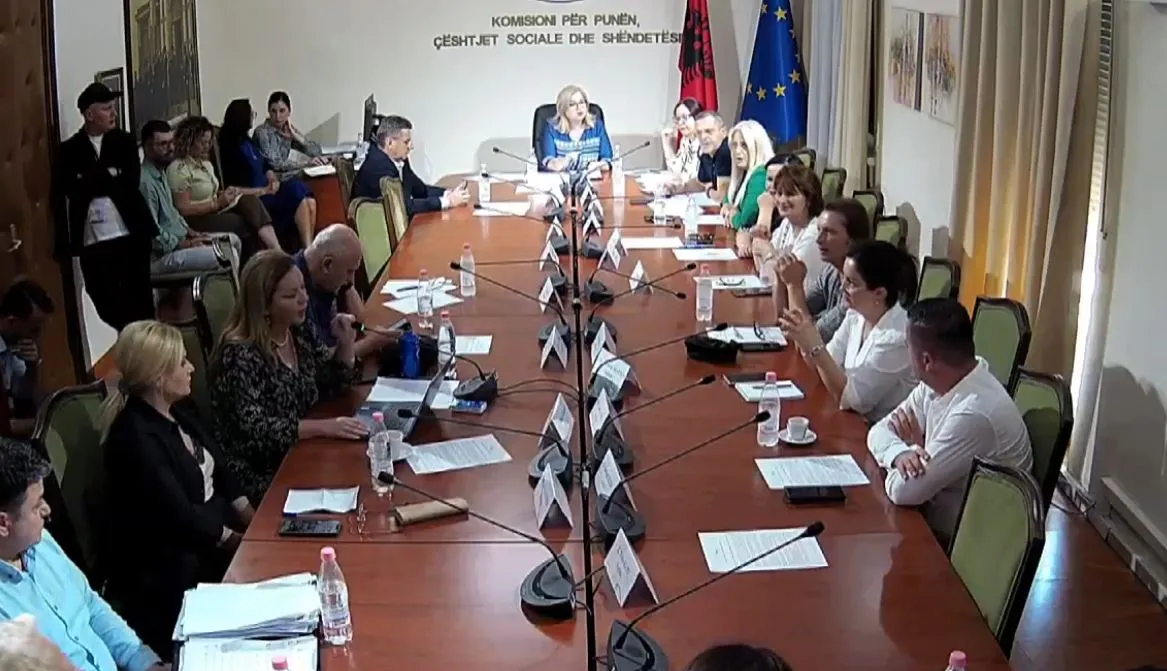 Vokshi ironizon ministren e Shëndetësisë në Komision: Është vetëm maja e ajsbergut! S’ka barna, aparaturat nuk funksionojnë