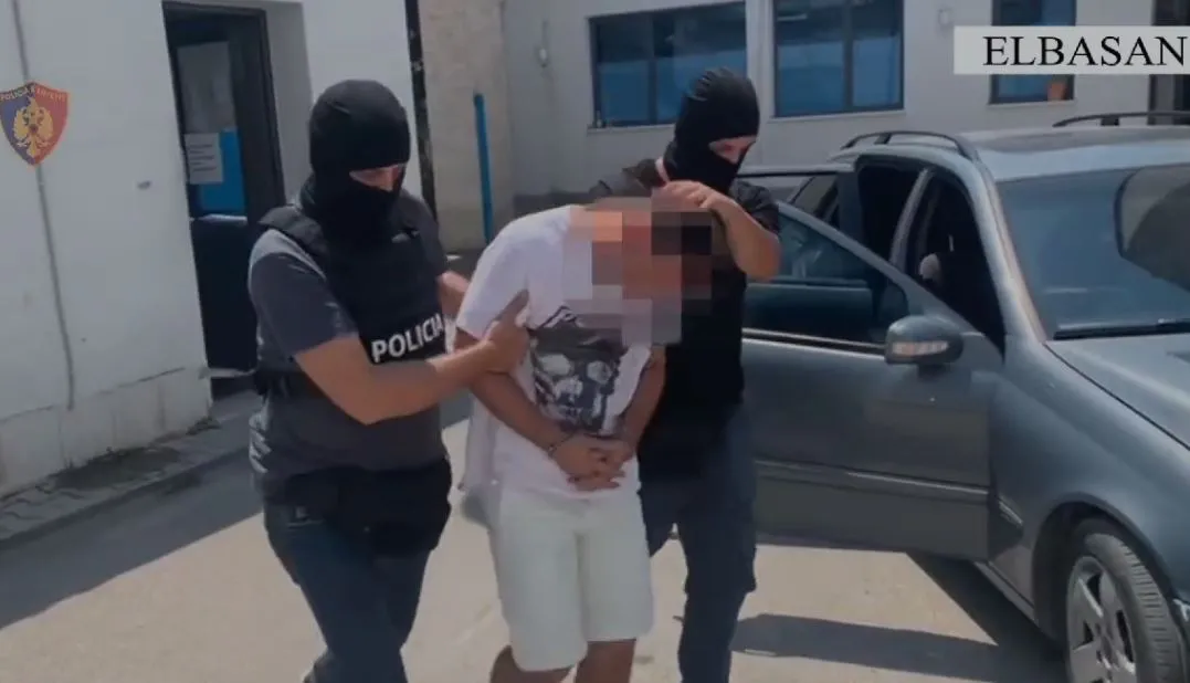 Elbasan/ Mori kartën bankare dhe i vodhi vëllait 1.5 mln lekë nga llogaria, arrestohet 33-vjeçari