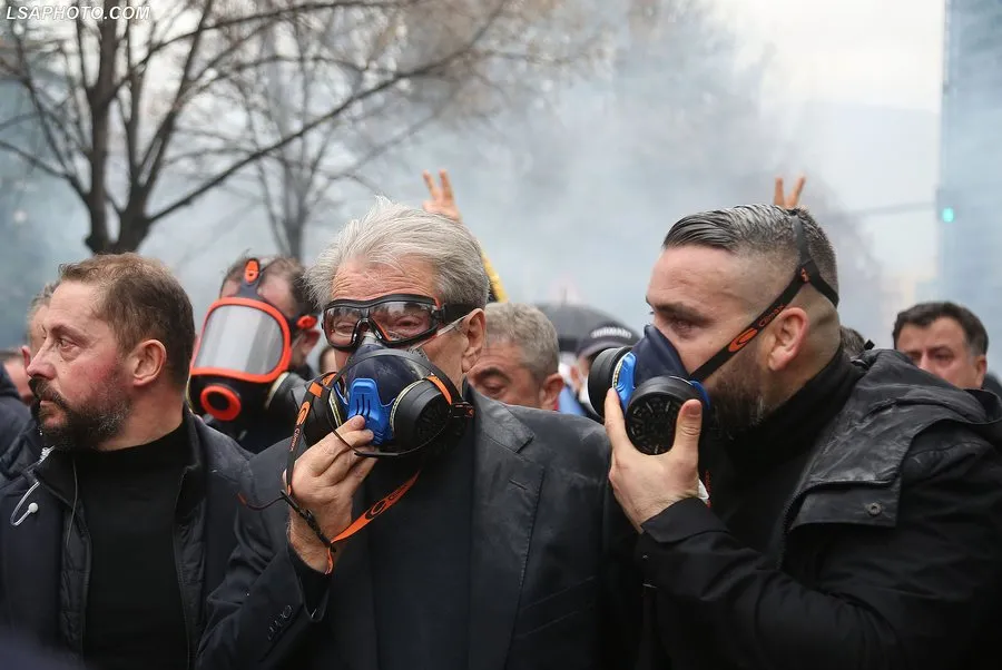 DASH nuk lë pa përmendur dhe  Berishës, si shembull të destabilizimit politik: Tentoi të merrte me dhunë selinë e PD!