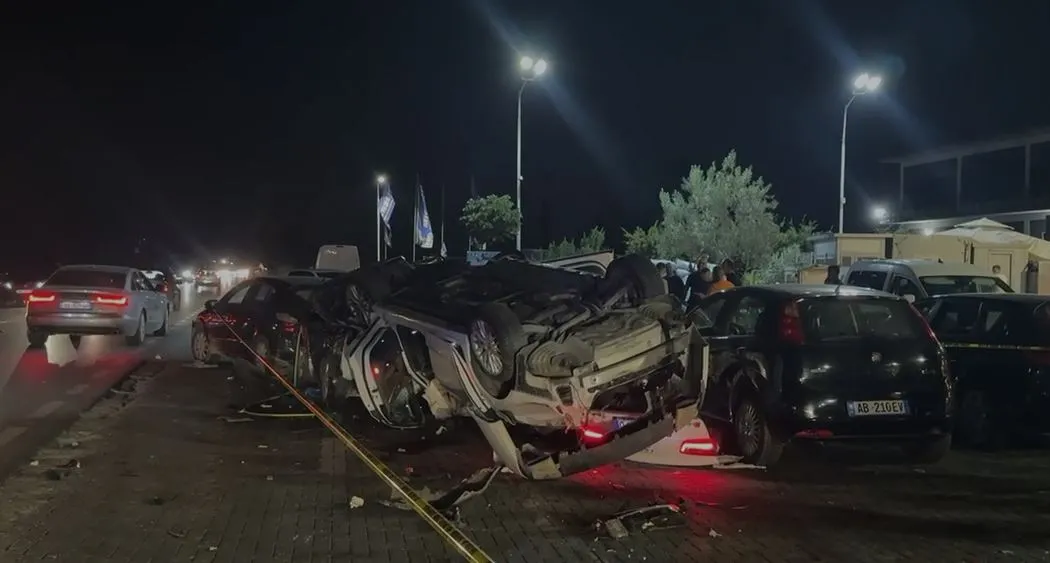 Aksidenti/  Makinat përplasen “kokë më kokë”! Mjetet përfundojnë të përmbysura në parkingun e lokalit, dëmtohen 8 të tjera