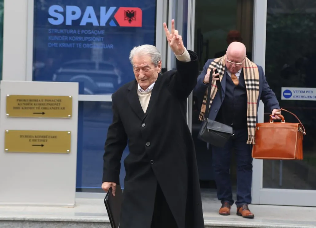Zëvendësohet avokati i Sali Berishës në seancën në GJKKO! Kryetari i PD do të mbrohet nga përfaqësuesja ligjore e Fredi Belerit, ja arsyeja