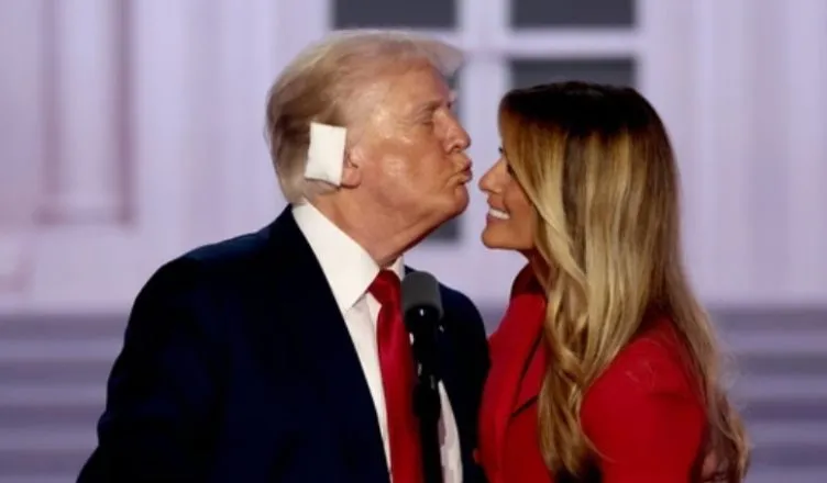 Dalja e parë në dy vitet e fundit, Trump e pret me puthje Melaninë në konventën e republikanëve (Video)