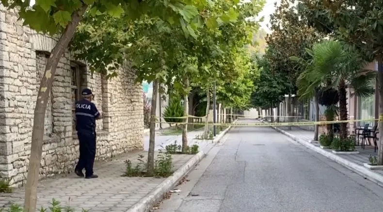 Memaliaj/ Autori zbriti nga makina dhe qëlloi me breshëri, plumbat kapën edhe kamarierin dhe një klient