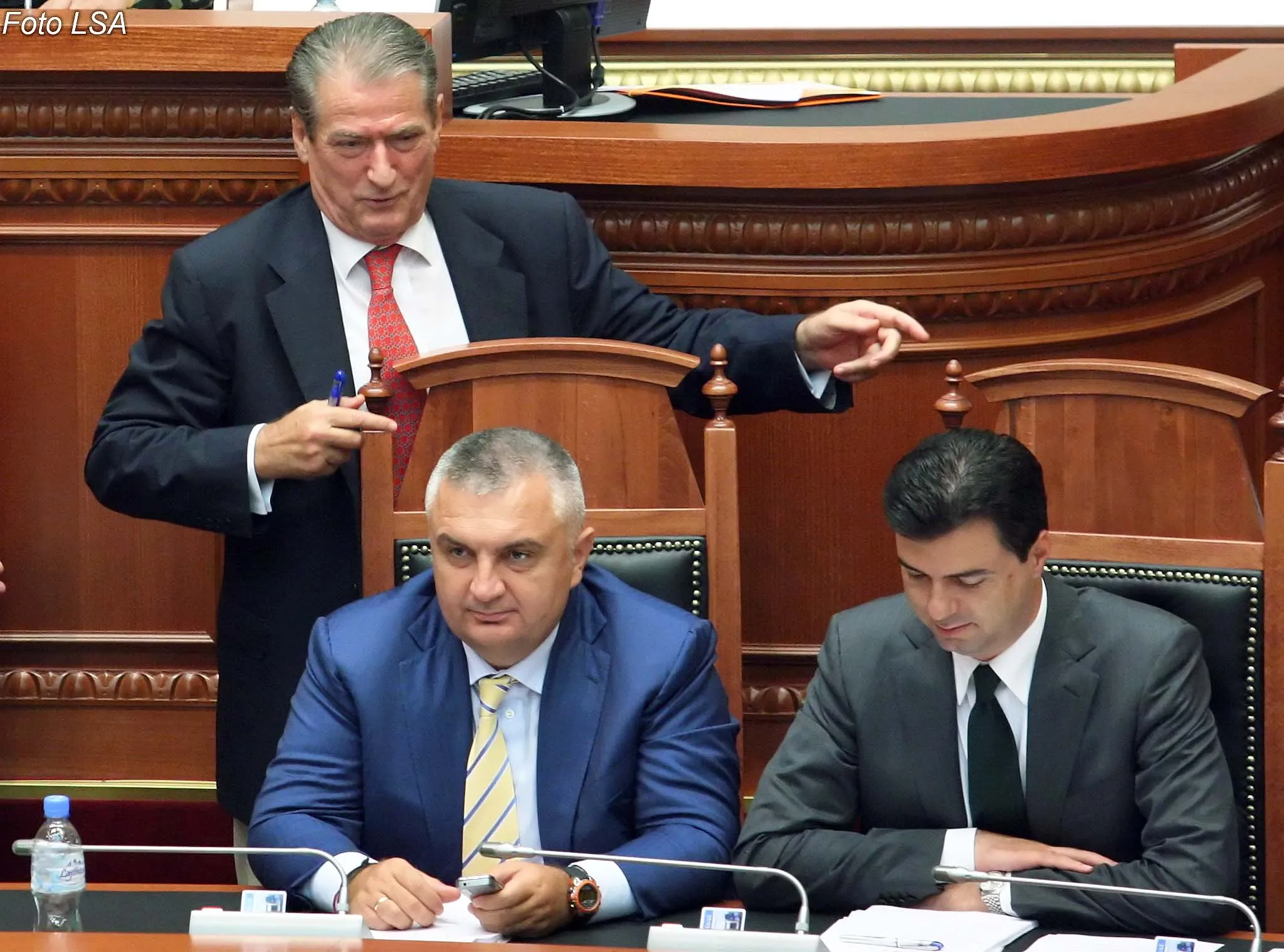 Basha dhe Meta i nxjerrin të palarat njëri-tjetrit për “21 janarin”