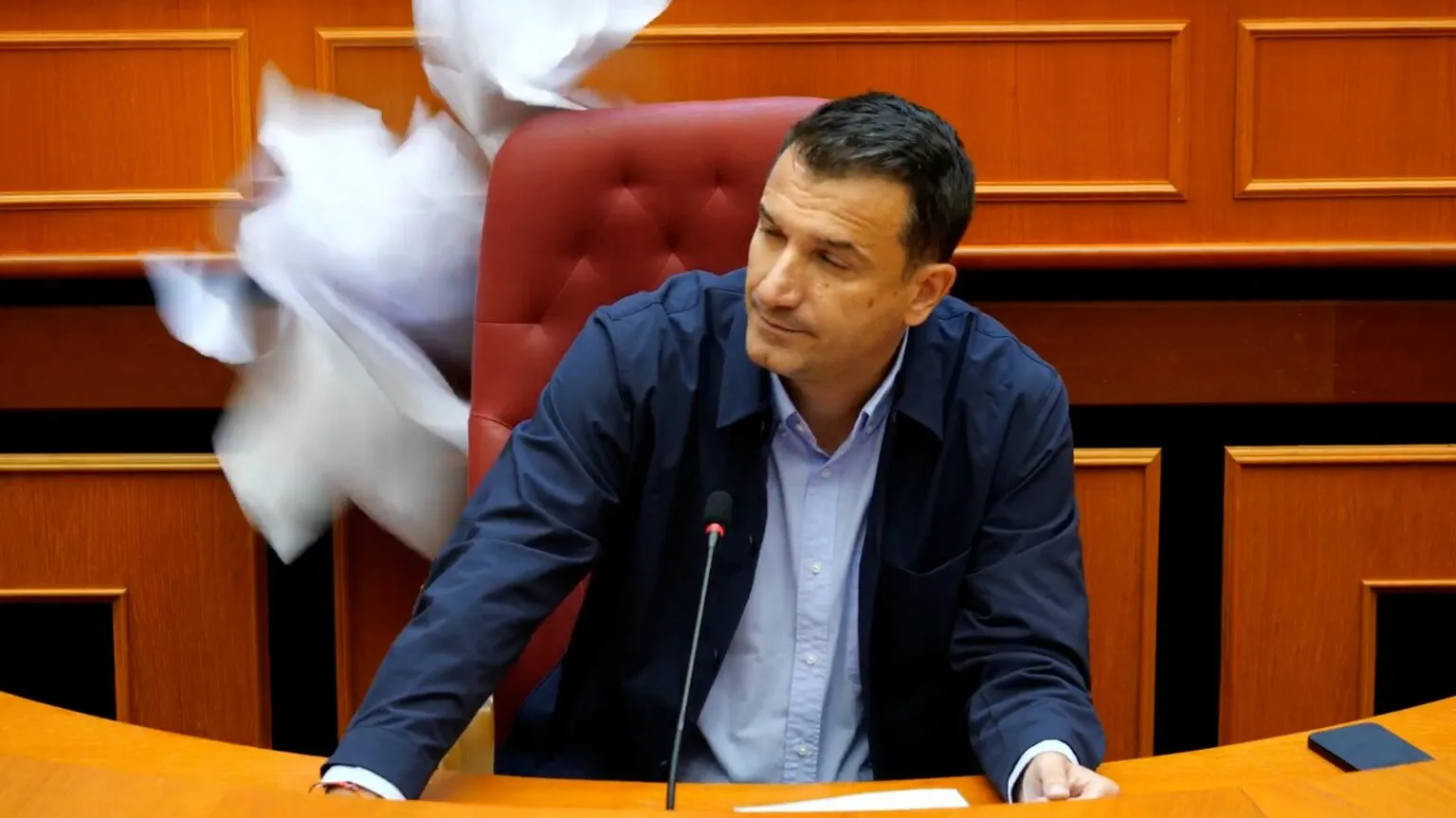 Tedi Blushi e gjuajti me letra, reagon Veliaj: Sjellje prej vandali, do të kërkoj zbatimin e ligjit që rrugaçëria të marrë përgjigjen që meriton!