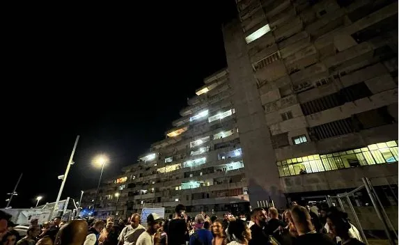 Shembet ballkoni i pallatit në Napoli, 2 të vdekur, 13 të plagosur, mes tyre 7 fëmijë
