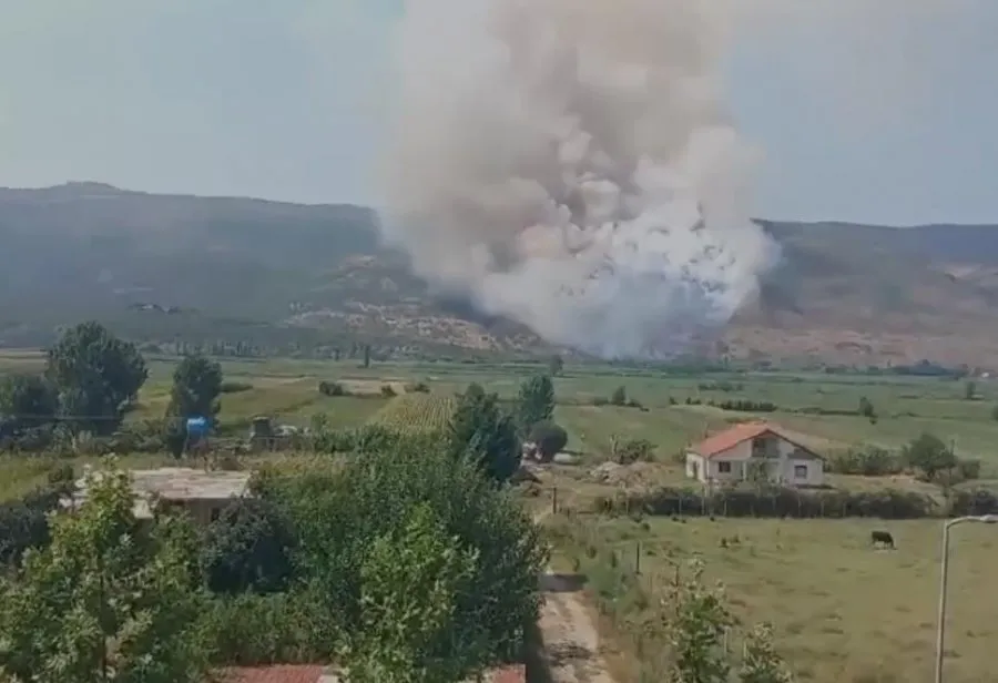 Lezhë, zjarr në malin e Rrencit, flakët i drejtohen banesave