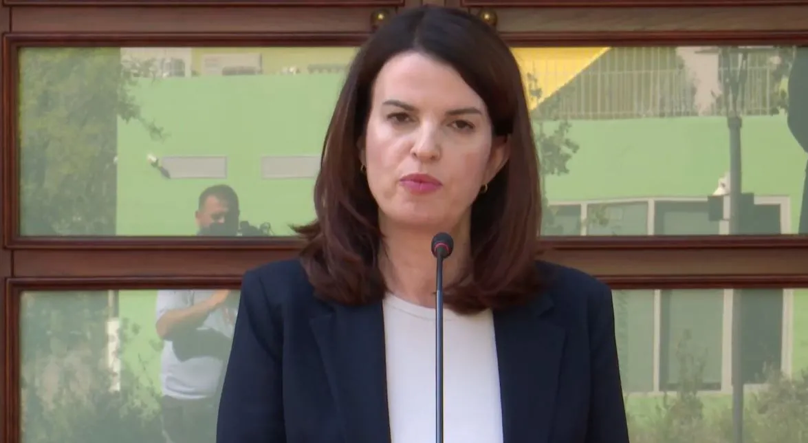 Ministrja e Shëndetësisë: Caktohet tavani për orët e punës që do të lejohen të punojnë doktorët në sektorin privat!