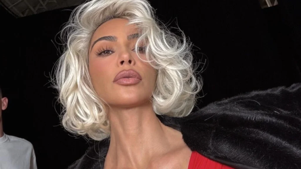 Kim Kardashian kthehet bionde, ndjekësit nisin nga ofendimet…