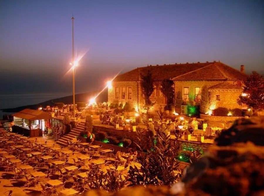 Bosi i drogës dhe krimit Andrea Çaushi kthen në lokal Kalanë e Lëkursit