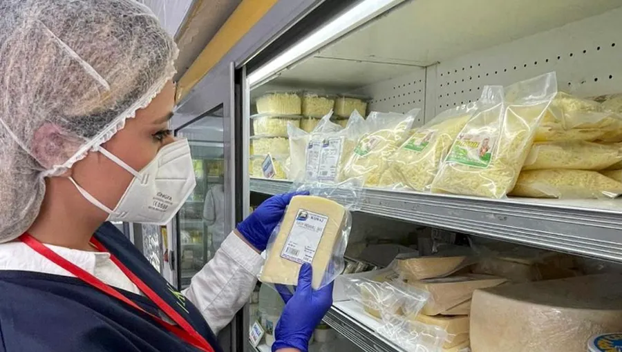 Reagon AKU, pas denoncimit të PD për djathin Mozzarella të skaduar dhe vezët me salmonelë në tregun shqiptar