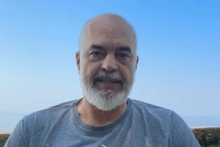 Rama u tregon nga Dhërmiu  kritikëve sa turistë kanë hyrë në Rinas: Hudhra për të mbajtur larg syrin e keq